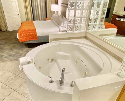 hotels with jacuzzi in room near me